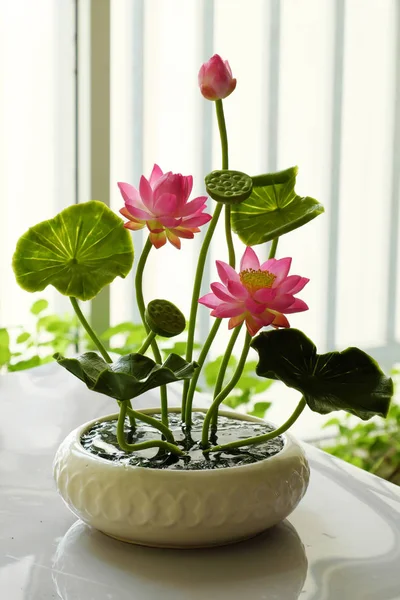 Arte de barro, pote de flor de lótus rosa — Fotografia de Stock