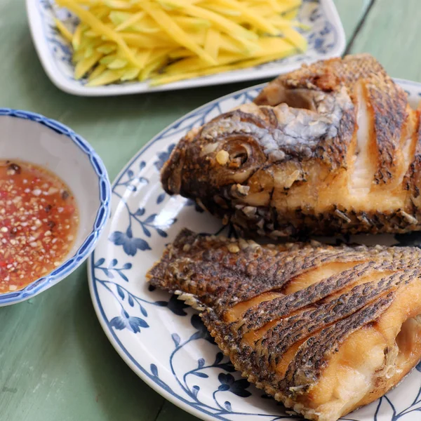 Vietnamesisk mat, stekt fisk med mango — Stockfoto