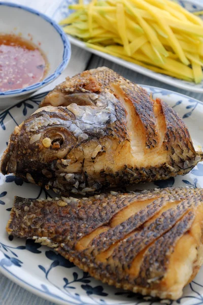 Vietnamesisk mat, stekt fisk med mango — Stockfoto