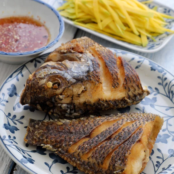 Vietnamees eten, gebakken vis met mango — Stockfoto