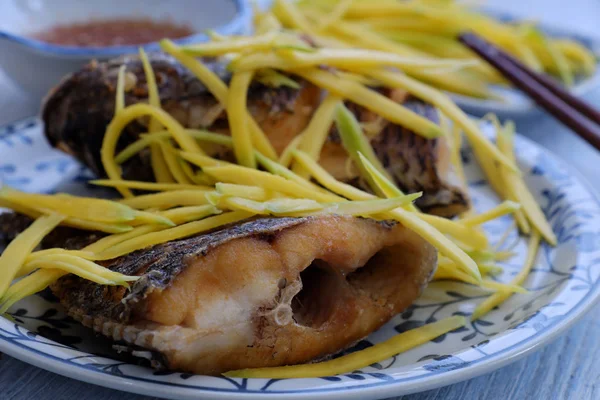 Cibo vietnamita, pesce fritto con mango — Foto Stock