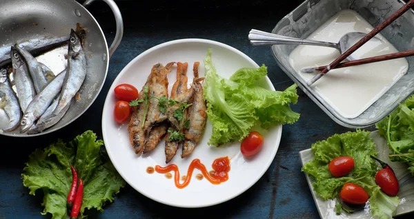 Vietnamees eten, gebakken vis — Stockfoto