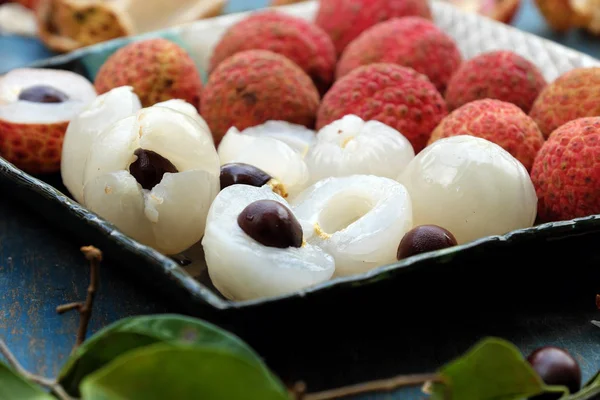 Тарелка фруктов, личи с сочной мякотью — стоковое фото
