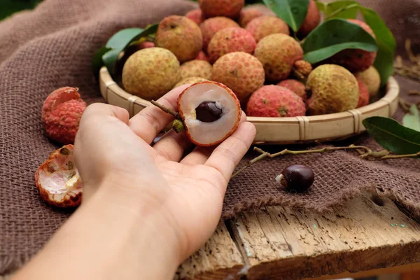 Vai thieu Vietnam, litchi frukter — Stockfoto