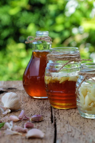 Vitlök i binas honung, remedy hudvård — Stockfoto