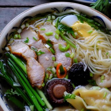 Vietnam gıda, yumurta şehriye çorbası wontons ile