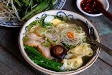 Vietnam gıda, yumurta şehriye çorbası wontons ile