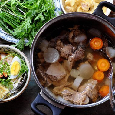 Vietnam gıda, yumurta şehriye çorbası wontons ile