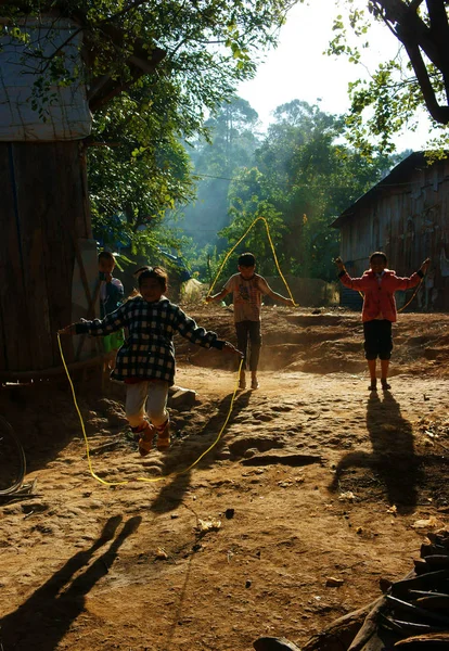 Asiático niños saltar cuerda —  Fotos de Stock