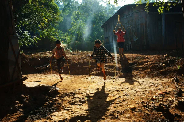 アジアの子どもたちは、ロープをジャンプします。 — ストック写真