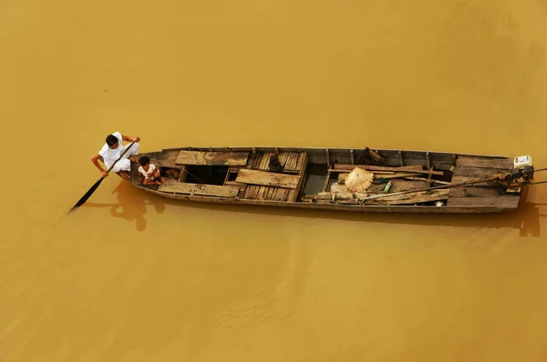 Vietnamita madre e figlio pericolo sulla barca a remi — Foto Stock