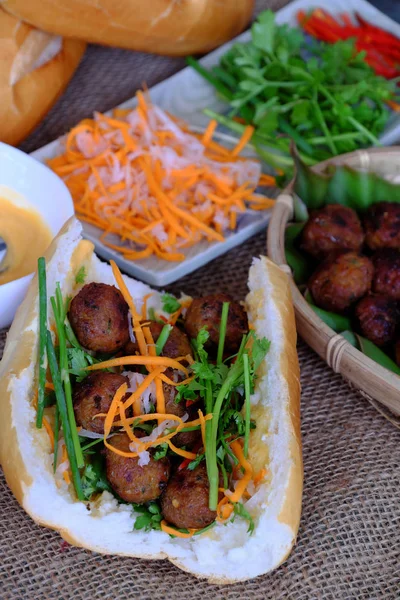 Nourriture de rue vietnamienne, banh mi thit nuong — Photo