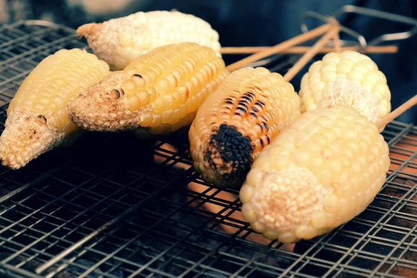 Maíz a la plancha, mazorca de maíz caliente — Foto de Stock