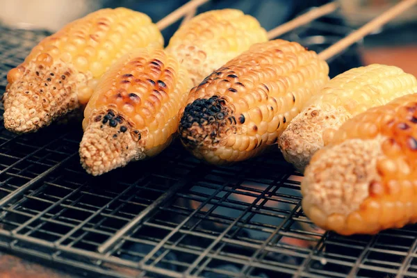 Maíz a la plancha, mazorca de maíz caliente — Foto de Stock