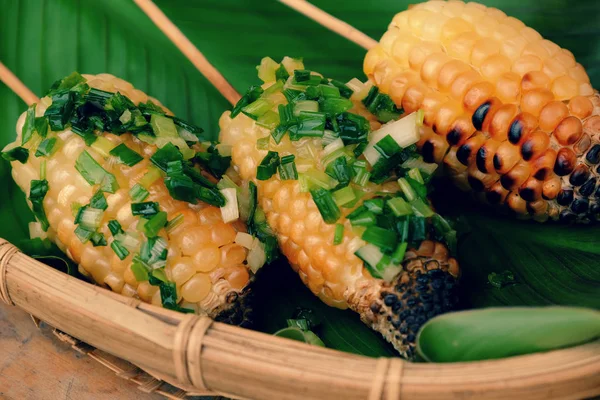 Hafta sonu, kömür sobası, lezzetli, sağlıklı snack yemek, ızgara mısır için eve yiyecek sıcak mısır koçanı kadar beslenme