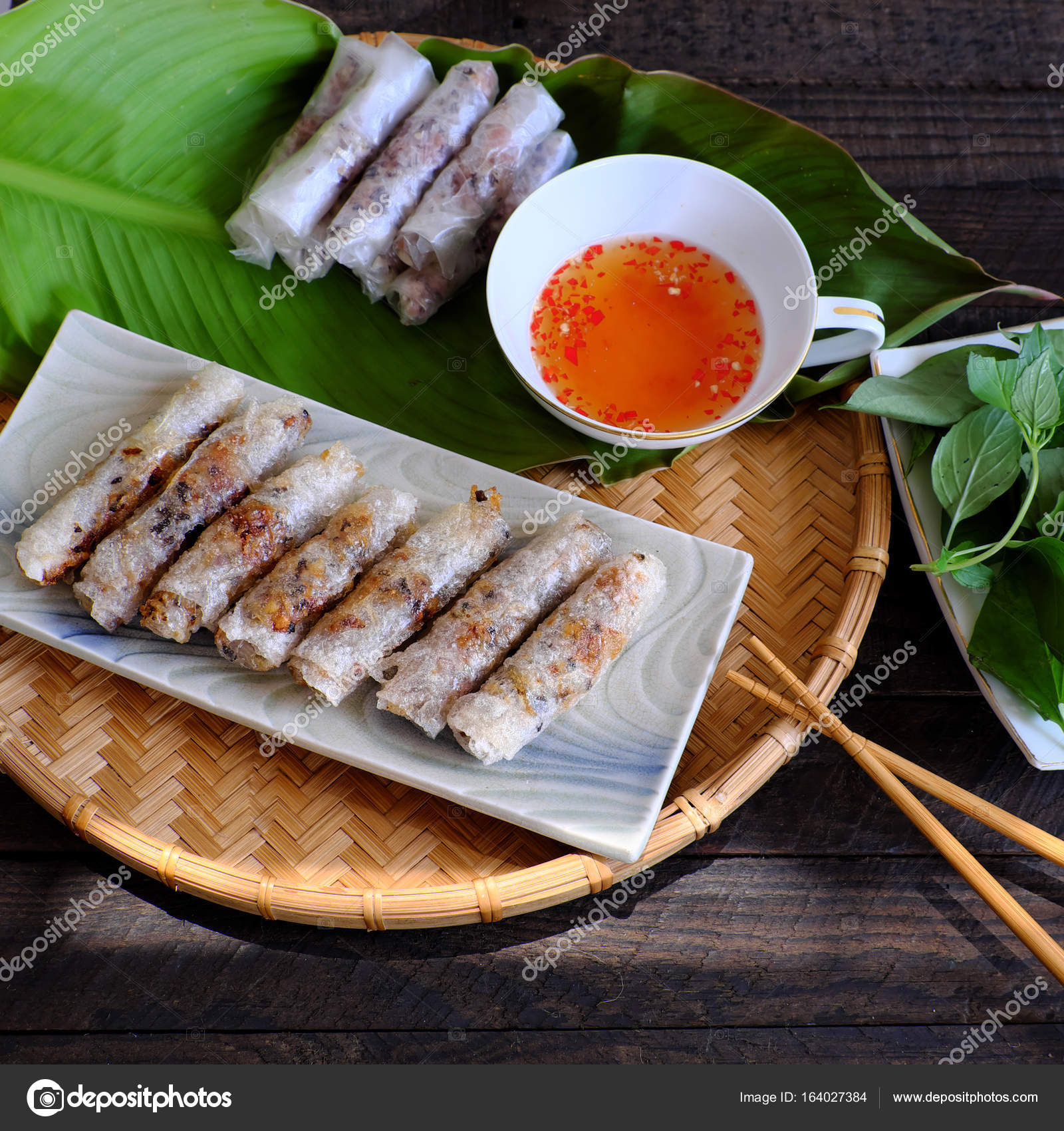 Involtini primavera vietnamiti pasticceria — Foto Stock ... Involtini primavera vietnamiti pasticceria — Foto Stock ...