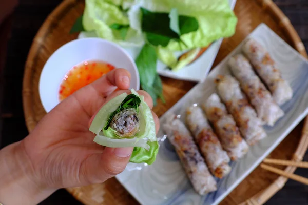 Frühjahrsbrötchen essen — Stockfoto