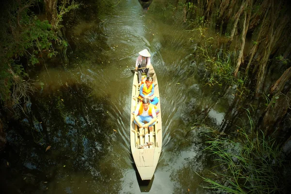 Wiersz łodzi w lesie z widokiem na wysokie — Zdjęcie stockowe