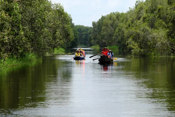 Traveler in eco tourism on row boat — Stock Photo, Image