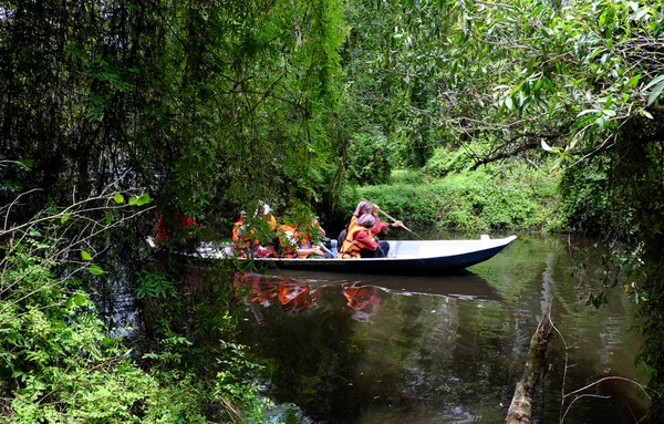 Eko Turizm satır teknede Gezgin