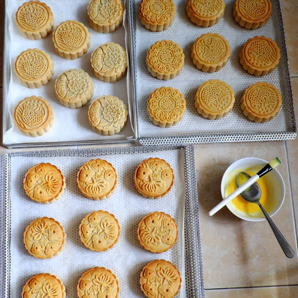 Doing moon cake, baking at home