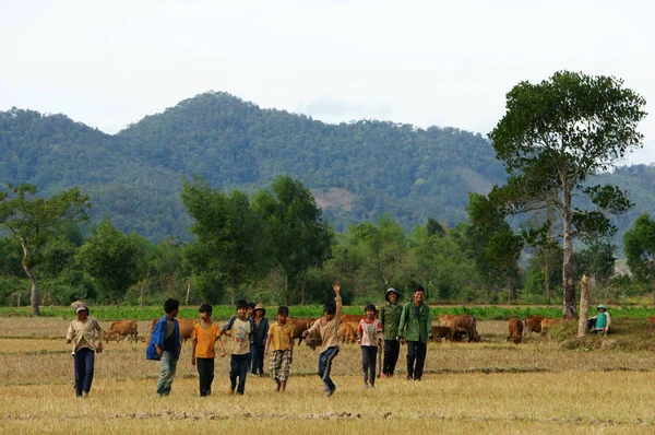 Schmutzige asiatische Kinder spielen auf der Wiese — Stockfoto