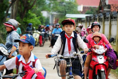 Vietnam öğrenci okuldan bisiklet sürmek