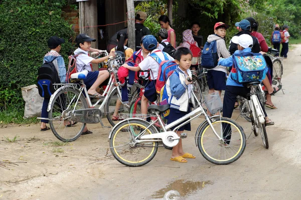 Asiatische Schüler fahren mit dem Fahrrad zur Schule — Stockfoto