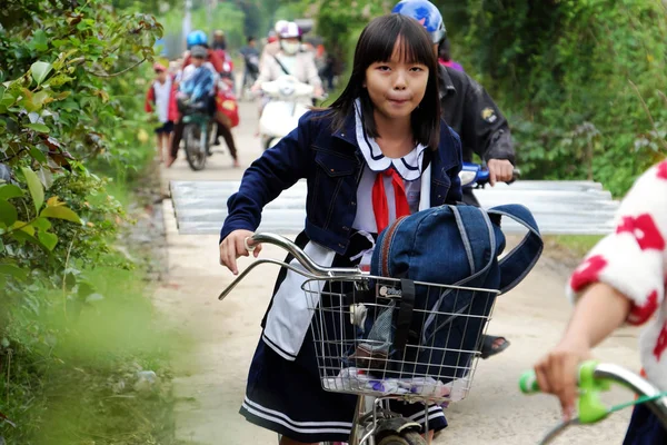 Asiatiska liten flicka rida cykel från skolan — Stockfoto