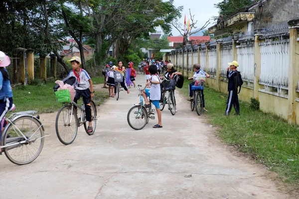 Vietnamesisk elev rida cykel från skolan — Stockfoto