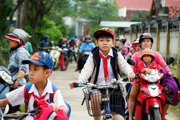 Вьетнамский ученик катается на велосипеде из школы — стоковое фото