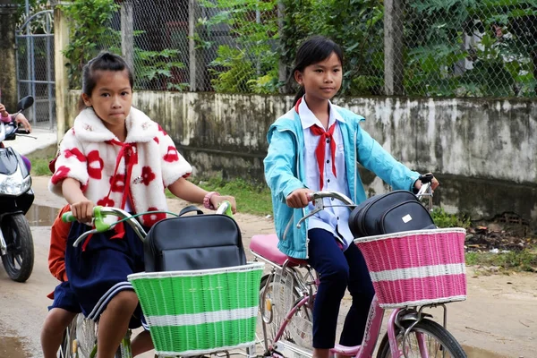 アジアの少女は、学校からサイクルを乗る — ストック写真