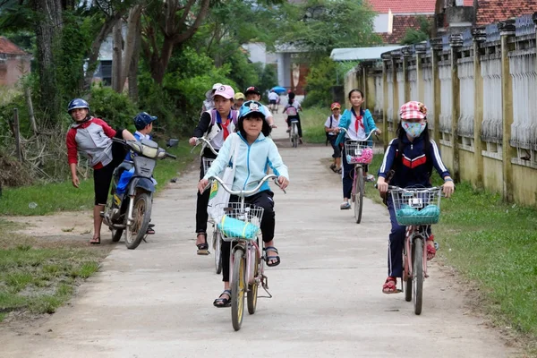 Vietnamesischer Schüler fährt Fahrrad von der Schule — Stockfoto