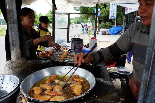 Vietnamita mulher rua comida vendedor — Fotografia de Stock