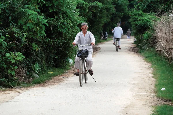 Asian elderly man cycling on road — Stock Photo, Image