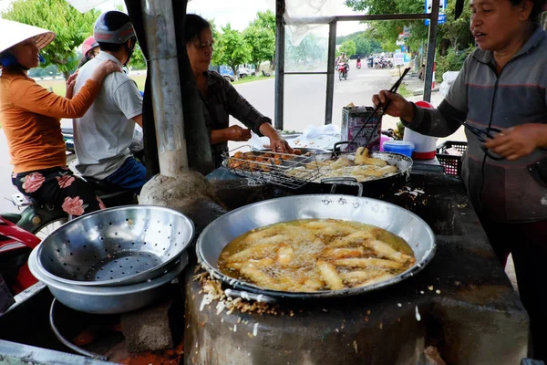 Vietnam kadın sokak gıda satıcı — Stok fotoğraf