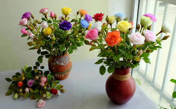 Vase mit Rose aus Ton — Stockfoto