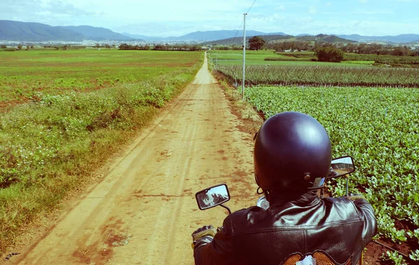 Homme motocyclette en voyage long chemin — Photo