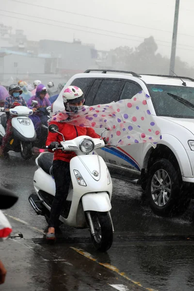 Aziatische mensen verplaatsen bij slecht weer door storm — Stockfoto