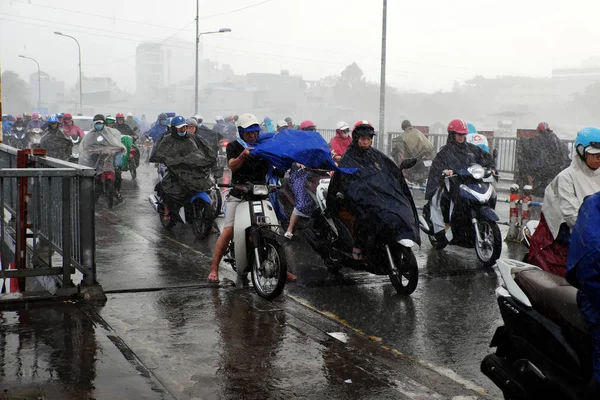 Paseo en moto en lluvia fuerte, viento fuerte — Foto de Stock
