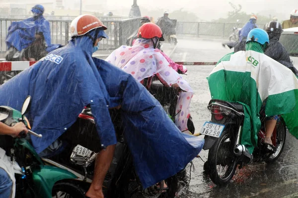 Pessoas difícil movimento chuva pesada — Fotografia de Stock