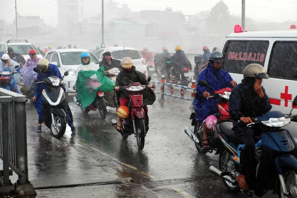 Andar de moto em chuva forte, vento forte — Fotografia de Stock