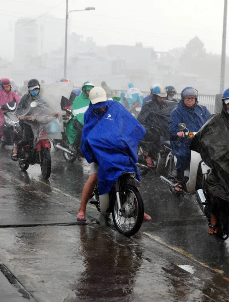 Paseo en moto en lluvia fuerte, viento fuerte —  Fotos de Stock