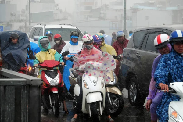 Paseo en moto en lluvia fuerte, viento fuerte — Foto de Stock