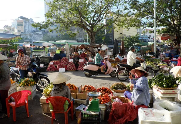 Vendedora amigável no mercado ao ar livre — Fotografia de Stock