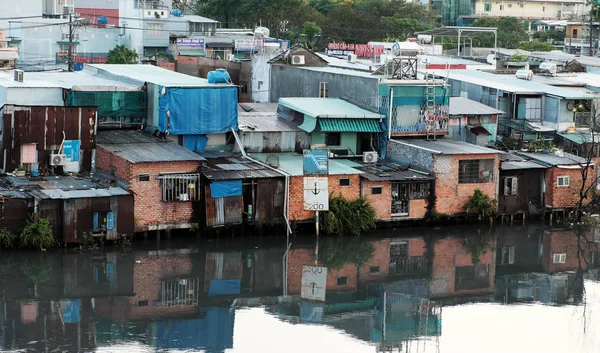 Arme downgrade rivier huis — Stockfoto