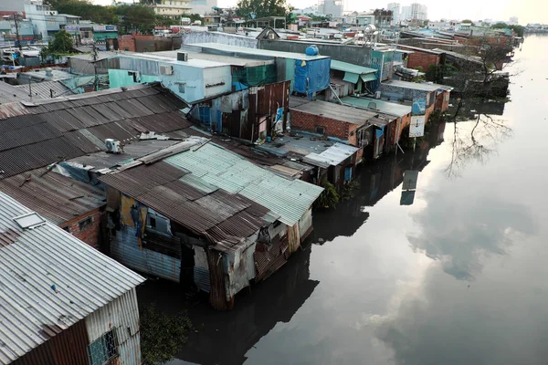 Pauvre maison en bas de la rivière — Photo