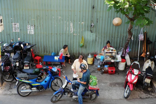 Vietnamese outside restaurant — Stock Photo, Image