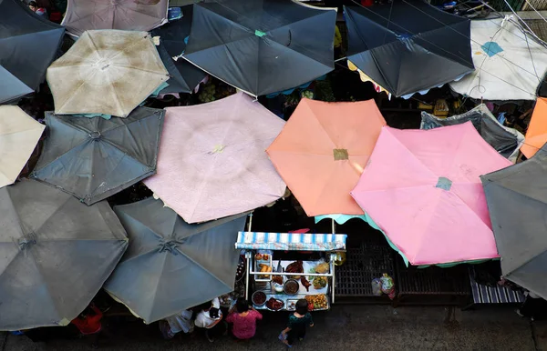 Sunshade, food counter at outdoor market — Stock Photo, Image