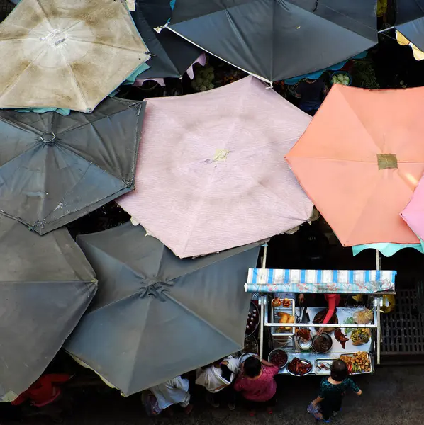 Guarda-sol, balcão de alimentos no mercado ao ar livre — Fotografia de Stock